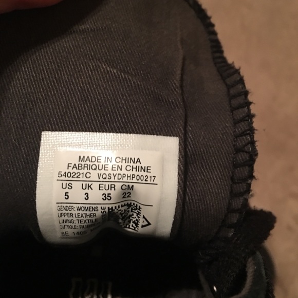 Black converse - Picture 3 of 3